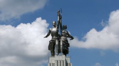 bulutlar, zaman atlamalı geçen önünde işçi ve Kolhoz kadın Anıtı