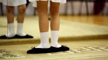 küçük kız ayna önünde stand ve dans hareketleri yapmak