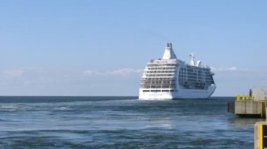 tallinn liman, zaman atlamalı Cruise liner bırakır