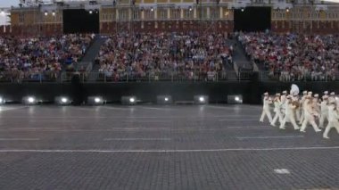 festival işçinin bashnya üzerinde farklı ülkelerin askeri orkestra performansı