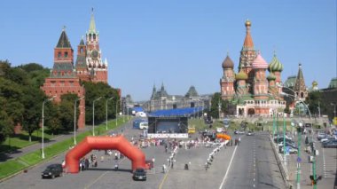 insanlar bisiklet yarışı kırmızı squar ve konser baştan sona ermesi için bekleyin