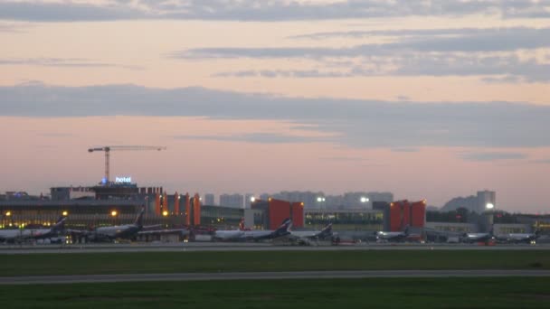 Aeroflot vliegtuigen stand in de buurt van terminal e van luchthaven van sheremetyevo — Stockvideo