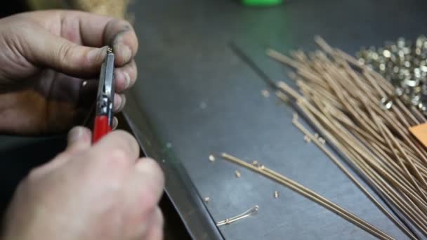 Mãos de trabalhador com ferramentas e arame, cortar as peças cair para a mesa — Vídeo de Stock