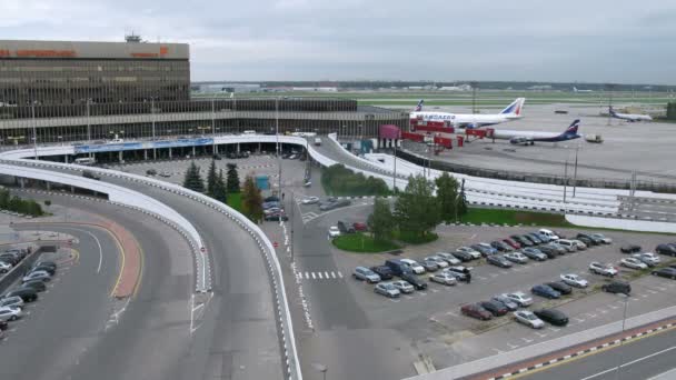 Voitures viennent à la construction de l'aéroport de Sheremetyevo — Video