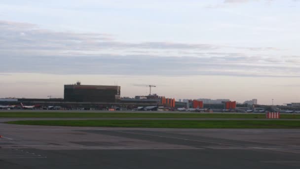 Aviones y autobuses de trabajo se mueven en el campo de despegue del aeropuerto de Sheremetyevo — Vídeo de stock