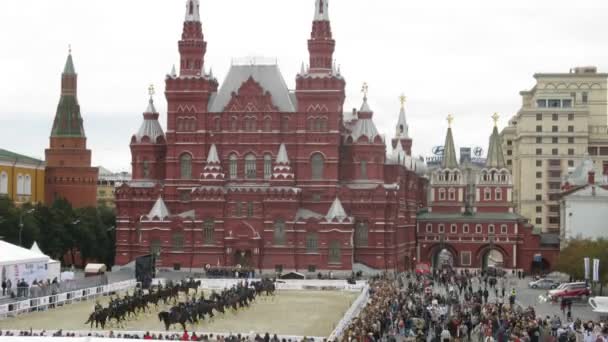 Apresentações de demonstração da escola de equitação do Kremlin no festival SPASS=A BASHNYA — Vídeo de Stock