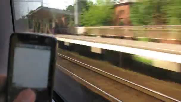 Orientação na localidade olhando pela janela do trem e usando o navegador — Vídeo de Stock