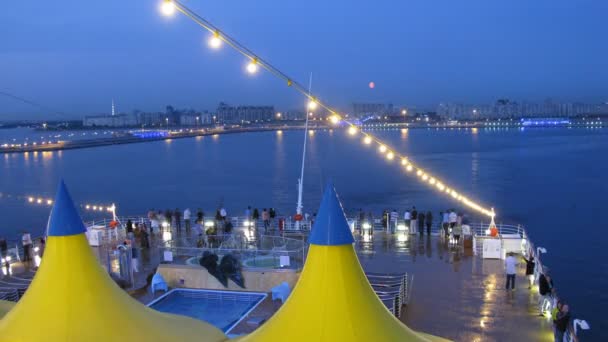 Lune rouge lever comme paquebot de croisière quitte le port de Saint-Pétersbourg, laps de temps — Video