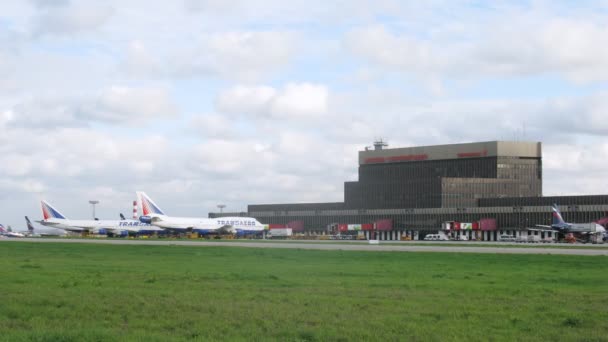 Transaero stand op veld in de buurt van gebouw van de luchthaven van vliegtuigen — Stockvideo