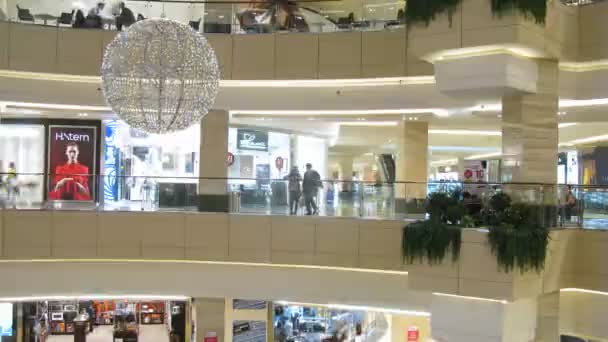 Lidé se zabývají nákupy v nákupním centru afimall city — Stock video