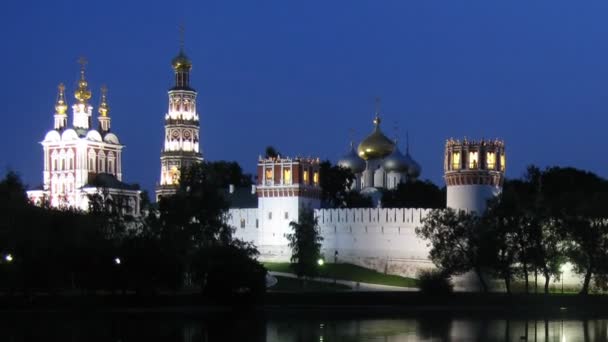 Reflectie Novodevitsj klooster is zichtbaar in water — Stockvideo