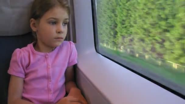 Meisje kijkt door raam in bewegende trein, time-lapse — Stockvideo