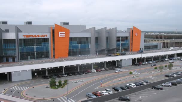 Les gens approchent en voiture du terminal E de l'aéroport de Sheremetyevo — Video