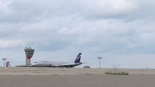 AEROFLOT plane goes along on to take-off field low on Sheremetyevo airport — Stock Video
