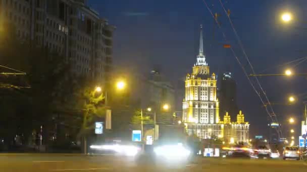 Cars go on New Arbat in front of hotel — Stock Video