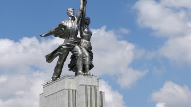 Worker and Kolkhoz Woman in front of passing clouds, side view — Stock Video