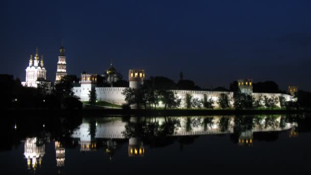 Отражение Новодевичий монастырь виден в воде — стоковое видео