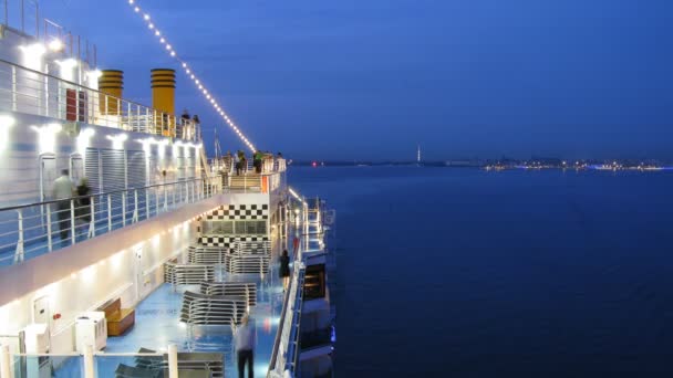 Paquebot de croisière quitte Saint-Pétersbourg la nuit, laps de temps — Video