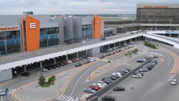 Carros saem e vêm para o terminal E, no aeroporto de Sheremetyevo — Vídeo de Stock