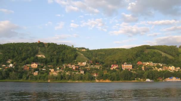 Está oscureciendo en el río Volga, vista desde la costa — Vídeo de stock