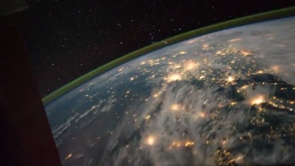 El planeta Tierra es visible del espacio por la noche — Vídeos de Stock