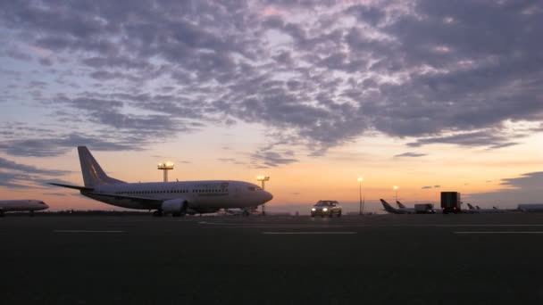 Planet tatarstan står på Start fältet på solnedgången på sheremetyevo flygplats — Stockvideo