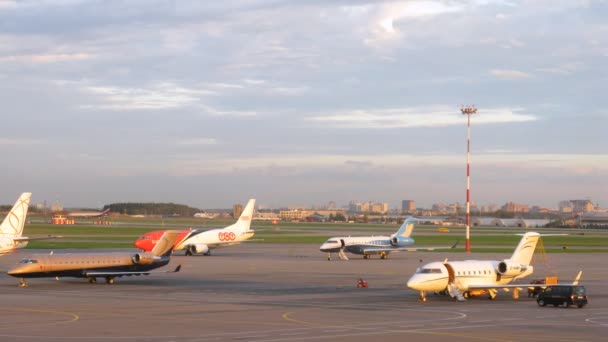 飞机站起飞场在对城市景观 — 图库视频影像
