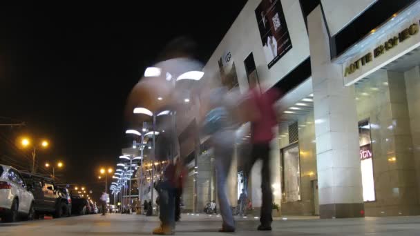 Les gens marchent et font du shopping sur New Arbat — Video