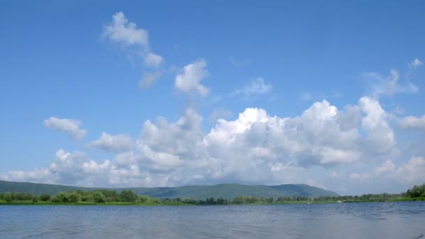 Wolken fliegen über wunderschöner Landschaft bei Samara, Zeitraffer — Stockvideo