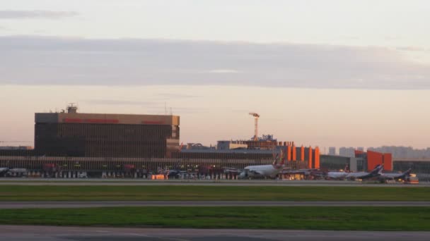 Aeroflot-Flugzeuge stehen in der Nähe von Terminal f des Flughafens Scheremetjewo — Stockvideo