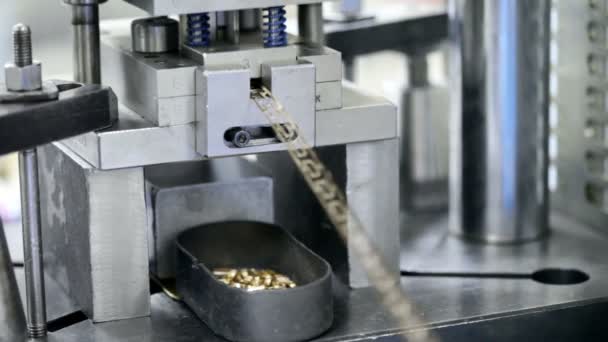 Carrera de prensa electromecánica, el producto viene del exterior — Vídeo de stock