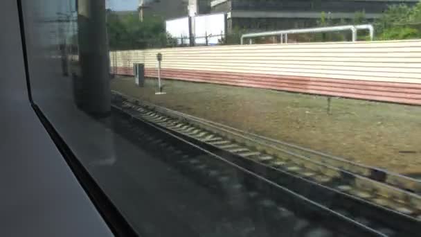 Здание завода, вид из окна в движущемся поезде — стоковое видео