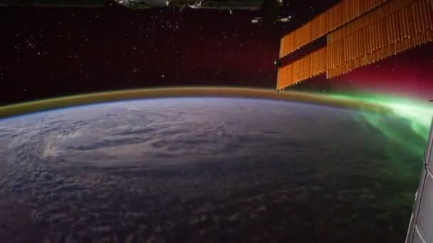 Космический Союз летает в космосе вокруг планеты Земля — стоковое видео