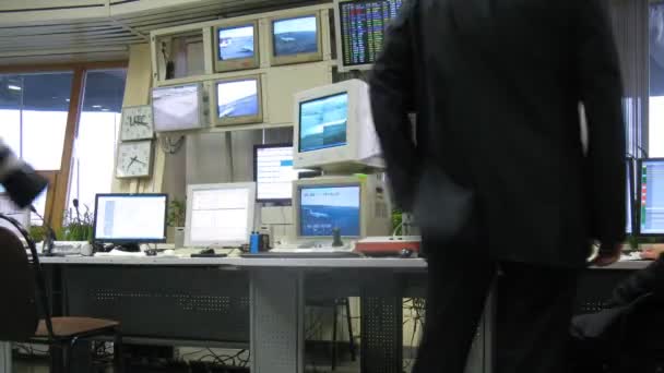Диспетчеры находятся на рабочем месте перед диспетчерской консолью аэропорта Шереметьево — стоковое видео