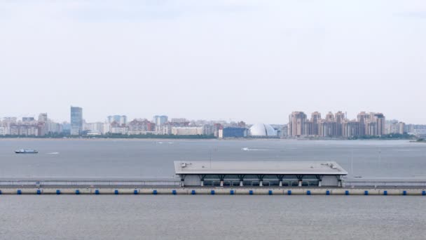 Barche passano davanti alla città di San Pietroburgo, time lapse — Video Stock