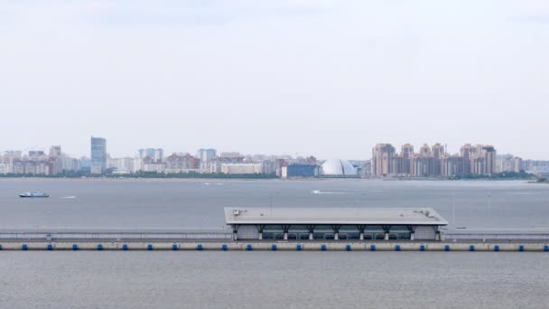 Boote fahren vor der Stadt Sankt Peterburg vorbei, Zeitraffer — Stockvideo