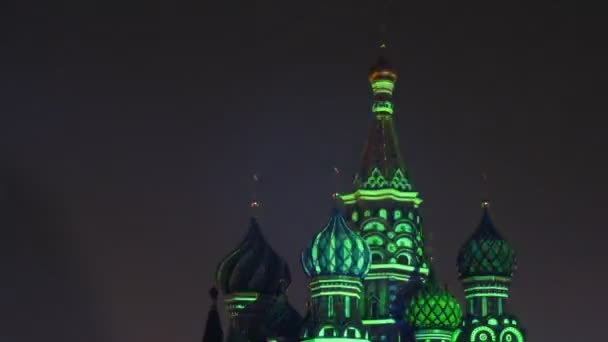 Las cúpulas brillan con fuegos artificiales en el festival SPASSKAYA BASHNYA — Vídeos de Stock