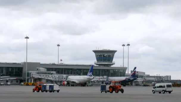 Två plan sas och aeroflot stå framför tornet — Stockvideo