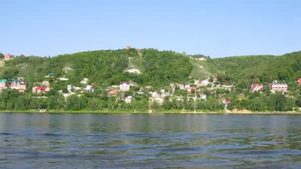 Barcos cruzan el río Volga, vista desde la costa — Vídeo de stock