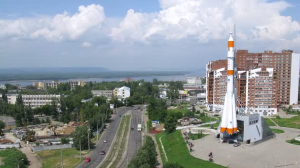 Foguete tipo Soyuz real como monumento em Samara, lapso de tempo — Vídeo de Stock