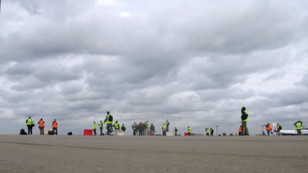 Spotters fotoğraf uçaklara kalkış alanına sheremetyevo Havalimanı — Stok video