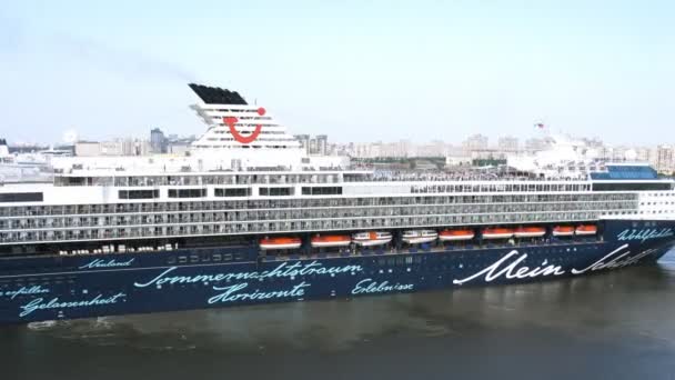 Круизный лайнер Mein Schiff 2 взлетает — стоковое видео