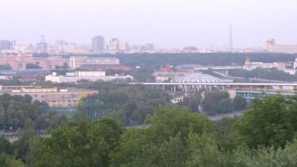 Vire da ponte Luzhnetsky para o complexo desportivo Luzhniki — Vídeo de Stock