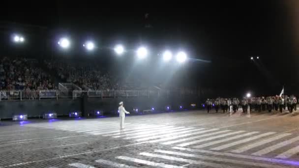 俄罗斯节日斯帕斯卡亚 bashnya 上的海军部队的性能乐队 — 图库视频影像