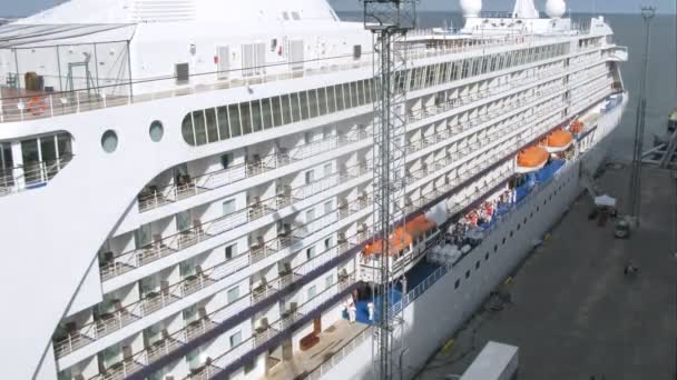 Enorme cruise liner gestationeerd op baai, tijd vervallen — Stockvideo