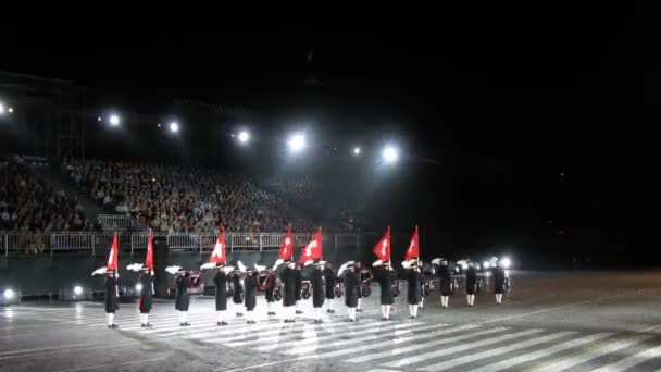 Demonstrationsauftritt des streng geheimen Schweizer Trommelkorps auf dem Festival spasskaya bashnya — Stockvideo