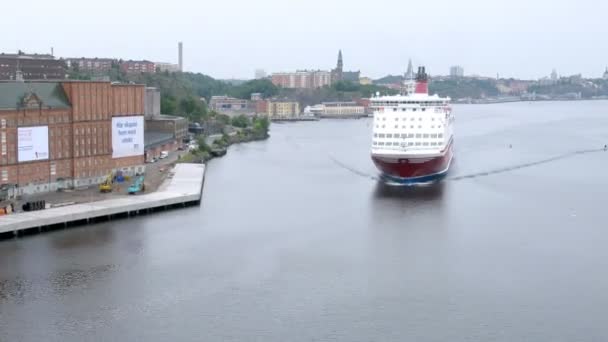 Kreuzfahrtschiff der Viking Line fährt vor der Stadt vorbei — Stockvideo