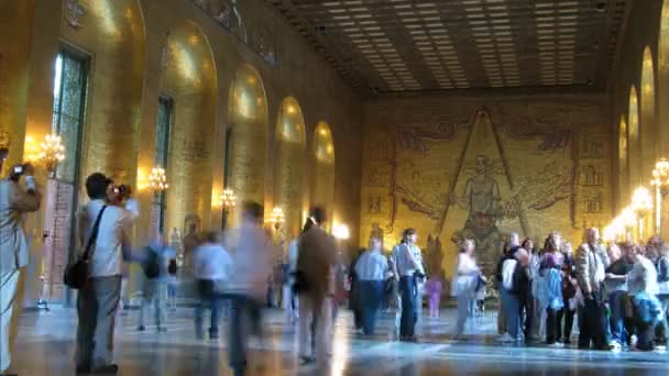 Toeristische in city hall gouden kamer — Stockvideo