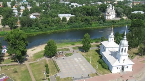 Alexander nevskiy kerk in vologda in de buurt van kalme rivier, time-lapse — Stockvideo