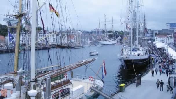 Fartygstrafiken i hamn före tall ship regatta — Stockvideo